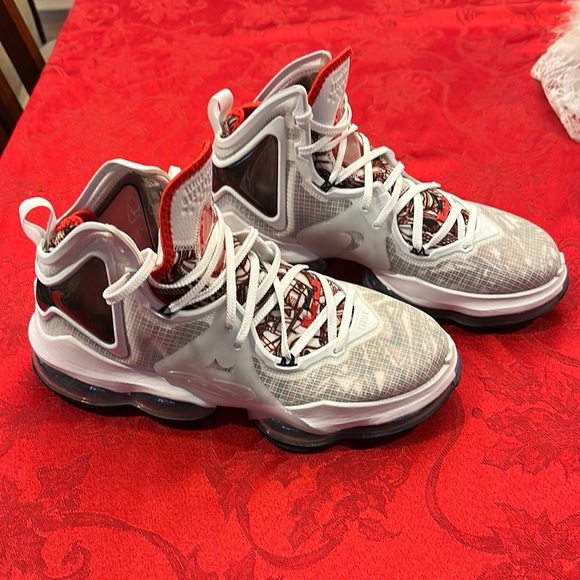 LeBron 19 XIX basketball Sketch university white red is brand new never worn - Picture 2 of 7
